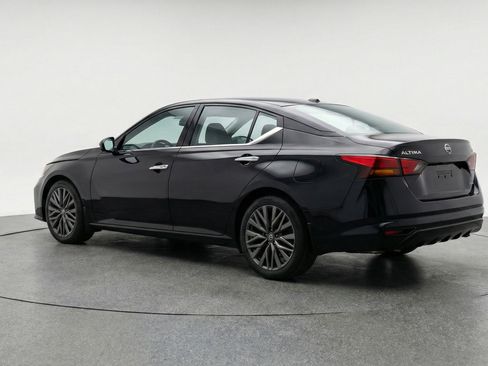 Used 2025 Nissan Altima 2.5 SV FWD image 6
