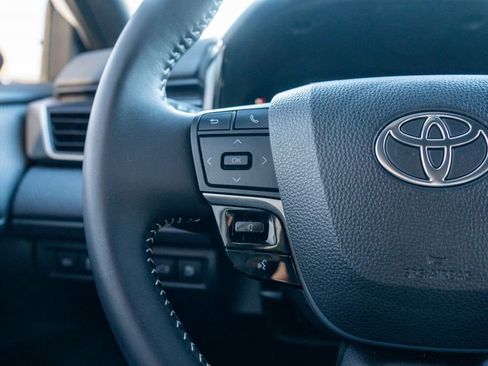 Used 2025 Toyota Camry SE w/ Convenience Package image 25