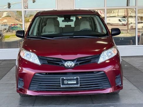 Used 2018 Toyota Sienna L image 4