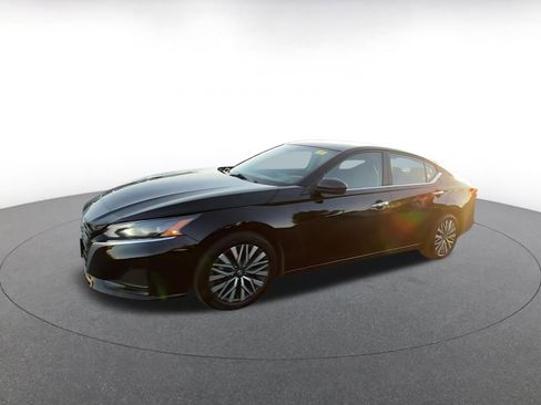 Used 2025 Nissan Altima 2.5 SV image 8