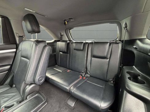 Used 2019 Toyota Highlander XLE image 16