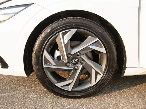Used 2025 Hyundai Elantra SEL FWD image 26