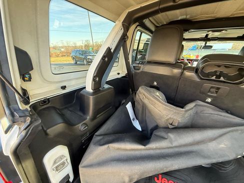 Used 2019 Jeep Wrangler Unlimited Rubicon w/ Dual Top Group image 34