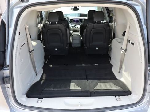 Used 2018 Chrysler Pacifica Limited FWD image 40