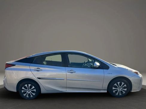 Used 2019 Toyota Prius LE image 4