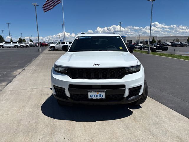 Used 2024 Jeep Grand Cherokee L Altitude AWD/4WD image 8