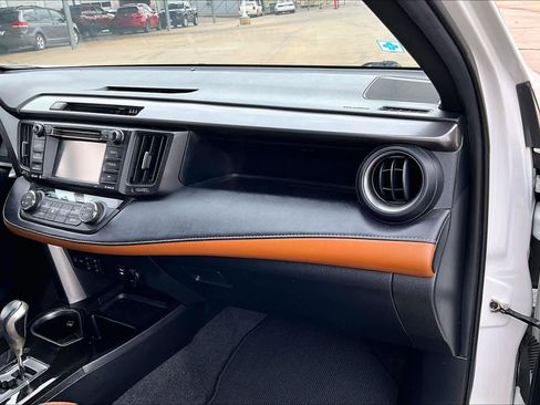 Used 2017 Toyota RAV4 SE image 18