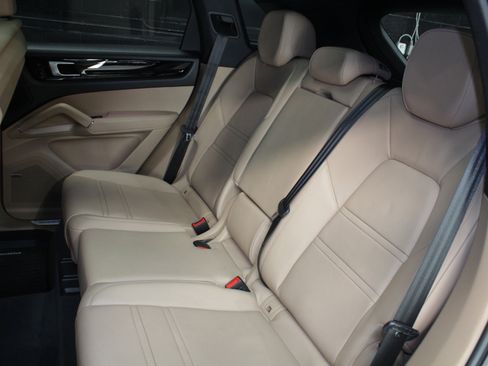 Used 2019 Porsche Cayenne w/ Premium Package AWD/4WD image 37