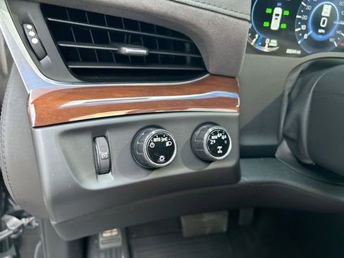 Used 2019 Cadillac Escalade Luxury w/ Escalade Sport Edition AWD/4WD image 21