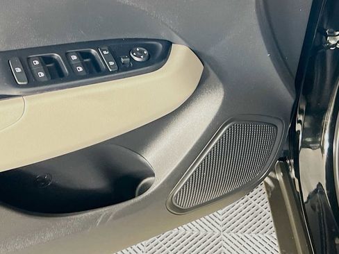 Certified 2025 Hyundai Venue SEL image 18