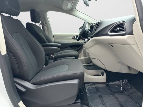 Used 2022 Chrysler Voyager LX FWD image 16