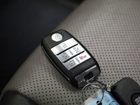 Used 2018 Kia Sedona SX image 38
