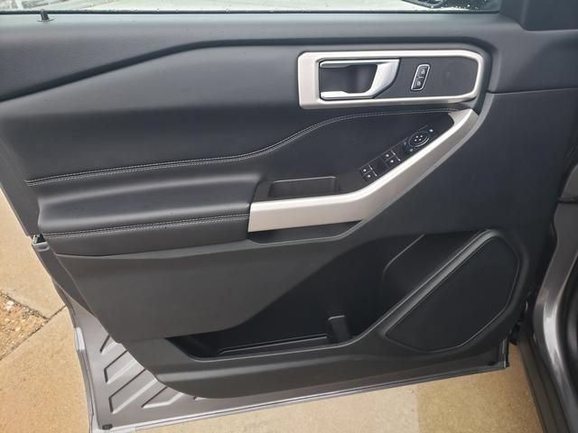 Used 2024 Ford Explorer XLT AWD/4WD image 13