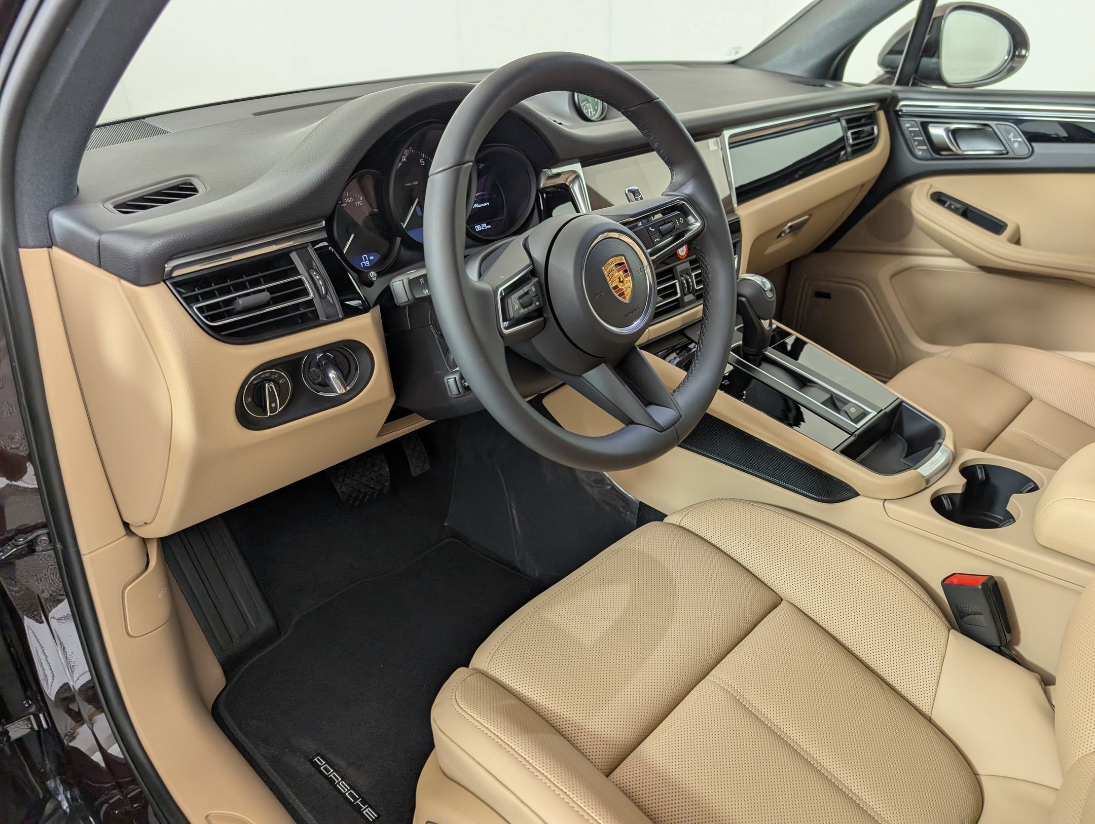 Used 2026 Porsche Macan AWD/4WD image 4