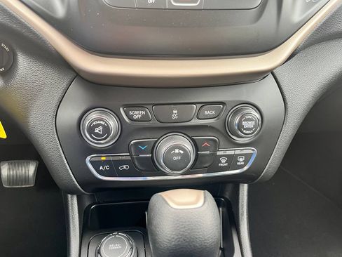 Used 2018 Jeep Cherokee Latitude w/ Safety Group AWD/4WD image 12