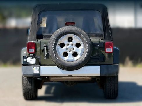 Used 2015 Jeep Wrangler Unlimited Sahara w/ Connectivity Group AWD/4WD image 4