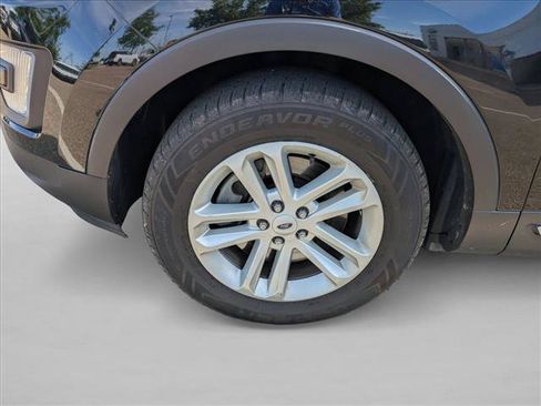 Used 2017 Ford Explorer XLT w/ Equipment Group 202A FWD image 10