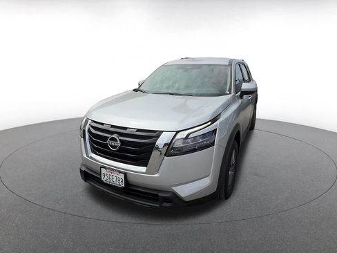 Used 2025 Nissan Pathfinder SV FWD image 5