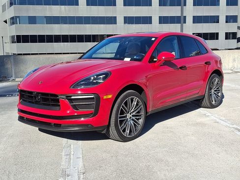 Used 2025 Porsche Macan image 1