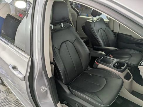 Used 2019 Chrysler Pacifica Limited FWD image 35