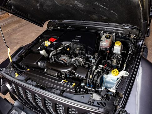 Used 2021 Jeep Gladiator Sport image 39