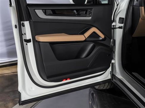 Certified 2025 Porsche Cayenne Coupe image 23