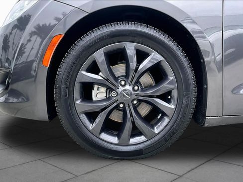 Used 2018 Chrysler Pacifica Limited w/ S Appearance Package FWD image 10