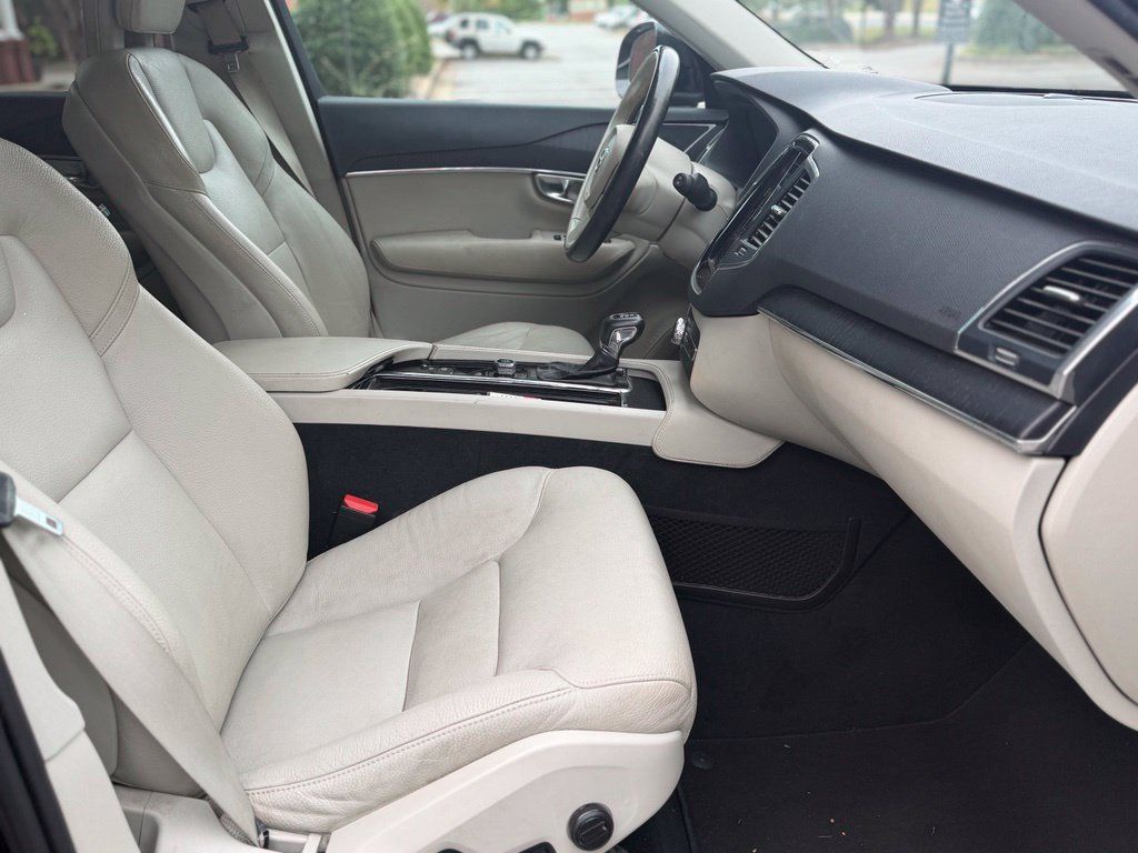 Used 2020 Volvo XC90 T5 Momentum AWD/4WD image 16