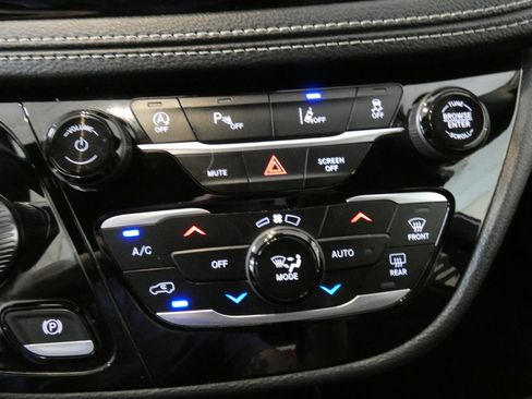 Used 2023 Chrysler Pacifica Touring FWD image 14