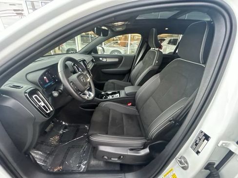 Used 2025 Volvo XC40 B5 Plus AWD/4WD image 22
