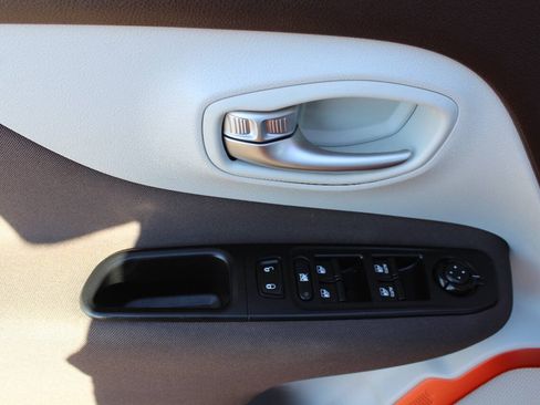 Used 2016 Jeep Renegade Latitude w/ Cold Weather Group FWD image 18