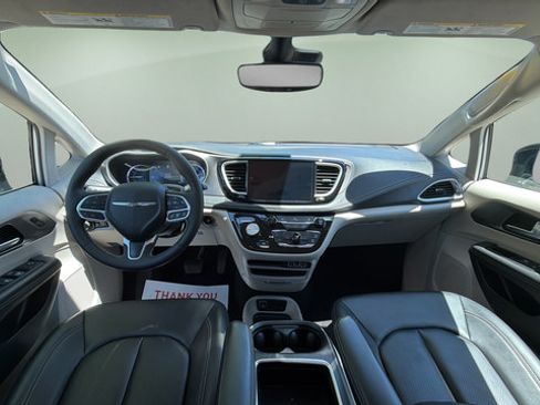 Used 2024 Chrysler Pacifica Limited FWD image 7