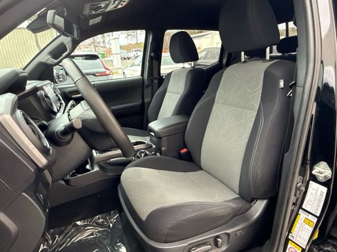 Used 2020 Toyota Tacoma TRD Off-Road w/ Technology Package image 10