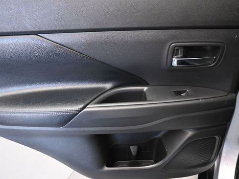 Used 2015 Mitsubishi Outlander SE image 32