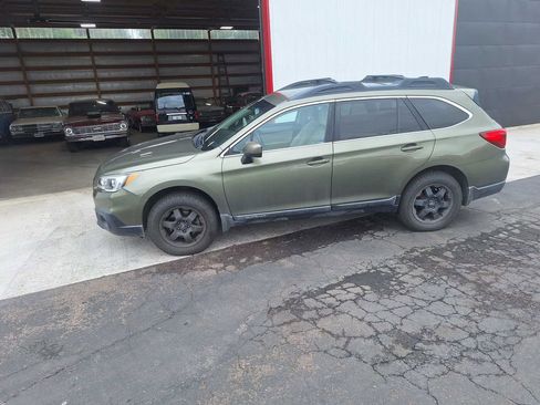 Used 2017 Subaru Outback 2.5i Premium AWD/4WD image 5