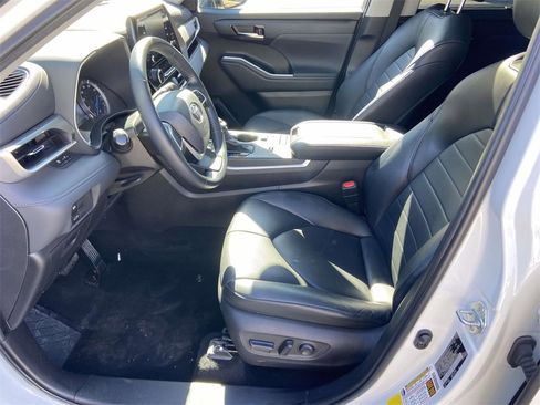 Used 2022 Toyota Highlander XLE image 14