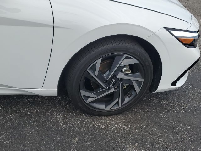 Certified 2025 Hyundai Elantra Limited FWD image 6