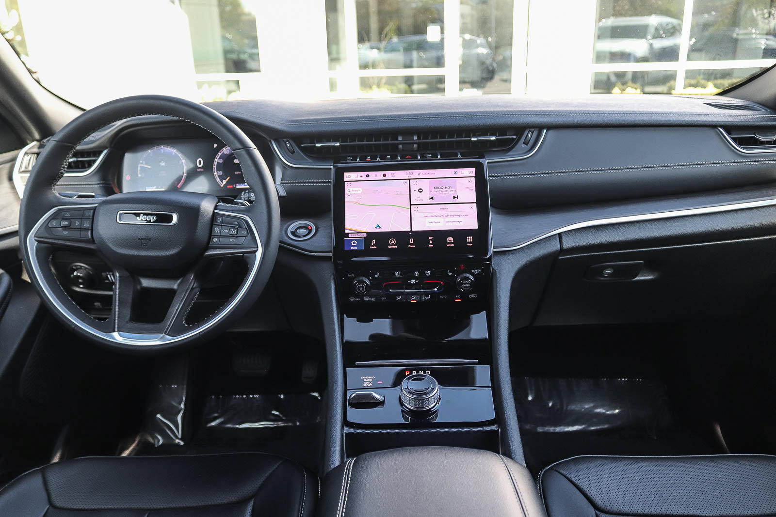 Used 2025 Jeep Grand Cherokee Limited w/ Luxury Tech Group II AWD/4WD image 13