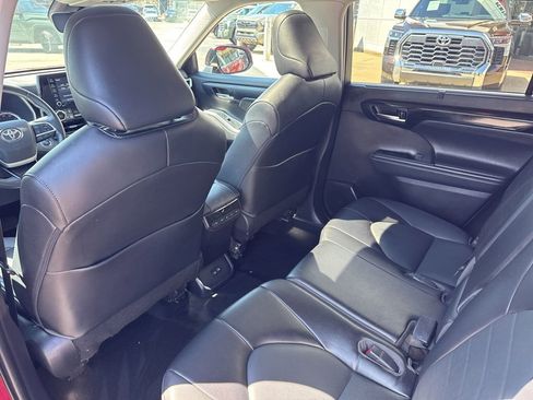 Used 2022 Toyota Highlander XLE image 16