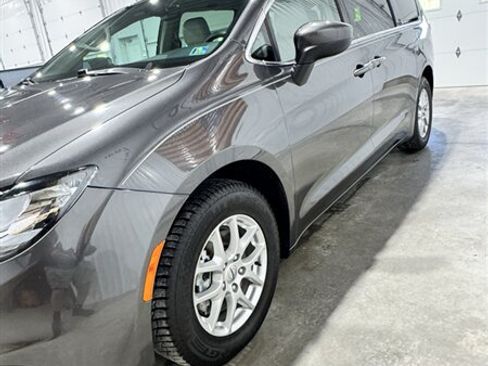 Used 2021 Chrysler Voyager Lxi FWD image 4