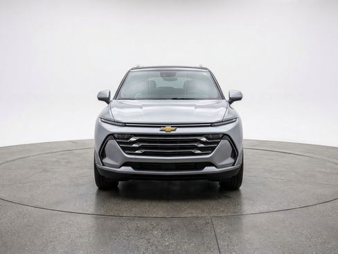 Used 2025 Chevrolet Equinox LT FWD image 2