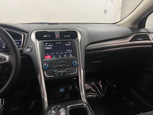 Used 2019 Ford Fusion SE FWD image 18