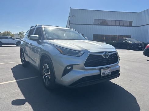 Used 2021 Toyota Highlander XLE AWD/4WD image 2