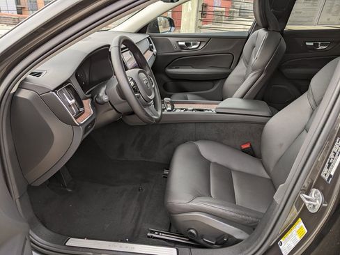 Used 2025 Volvo V60 B5 Cross Country Plus image 11