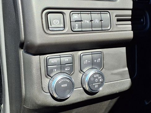 Used 2024 GMC Yukon XL SLE image 27