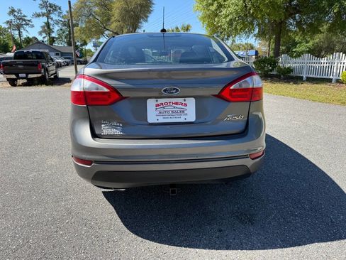 Used 2014 Ford Fiesta SE image 8