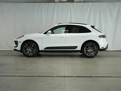 Certified 2025 Porsche Macan AWD/4WD image 2