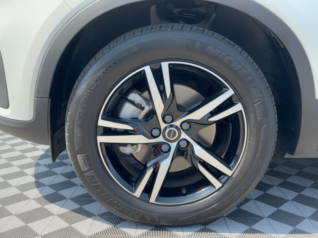 Used 2025 Volvo XC40 B5 Core AWD/4WD image 13
