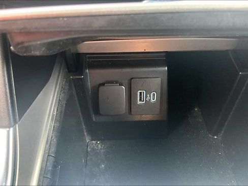 Used 2022 Ford Explorer XLT w/ Equipment Group 202A AWD/4WD image 32