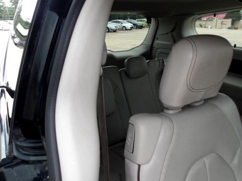 Used 2020 Chrysler Pacifica Limited image 8